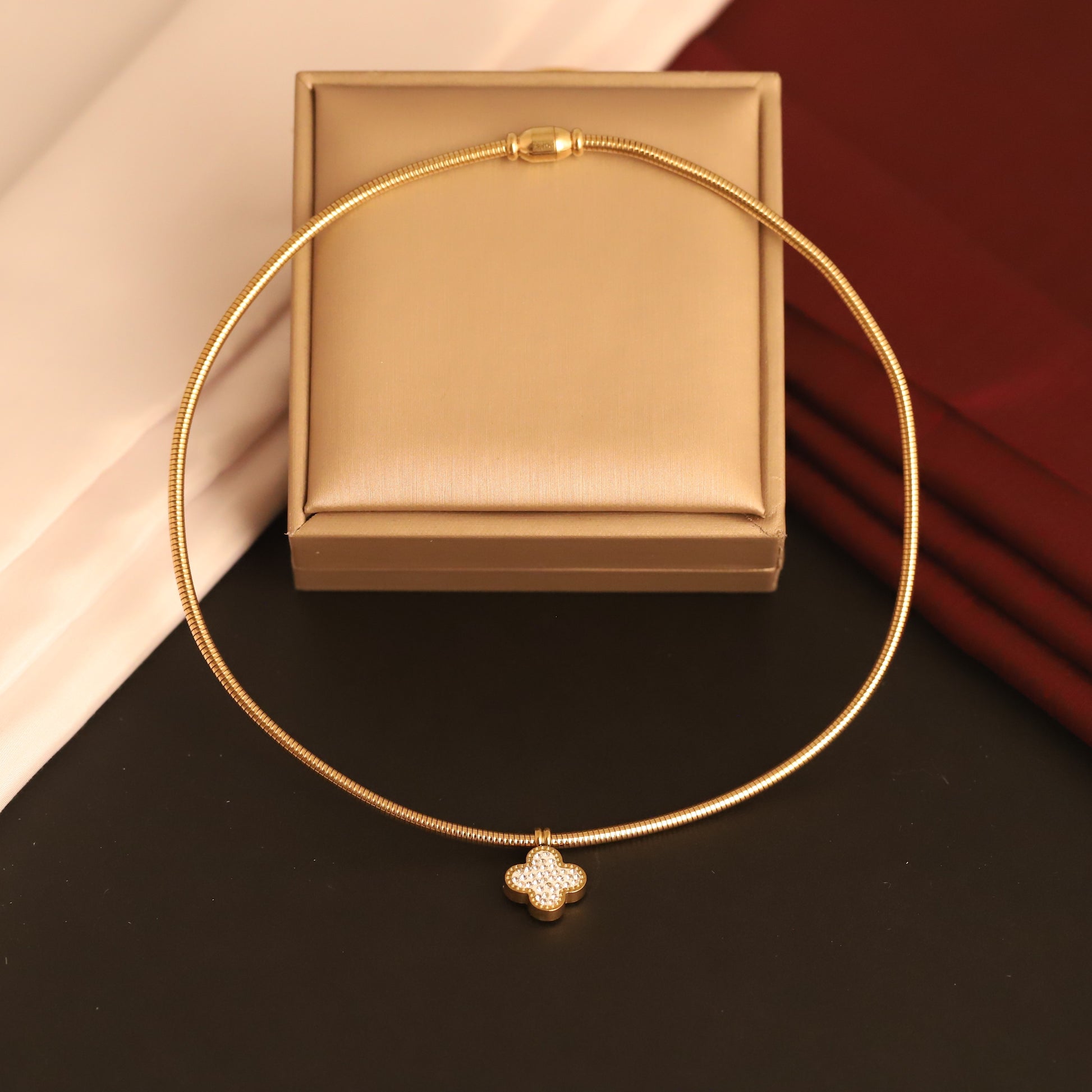Elegant Double-Sided Clover Pendant Hasli Choker Necklace - ZIPPORY