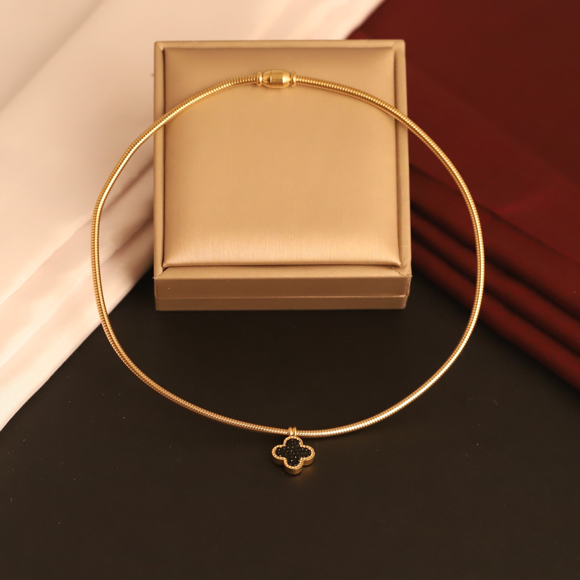Elegant Double-Sided Clover Pendant Hasli Choker Necklace - ZIPPORY